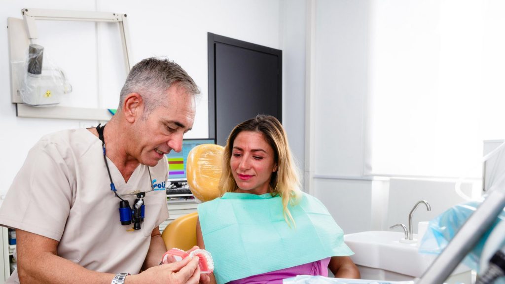 Dottor Roberto Foli con una paziente | Studio dentistico Foli | Dentista a Genova